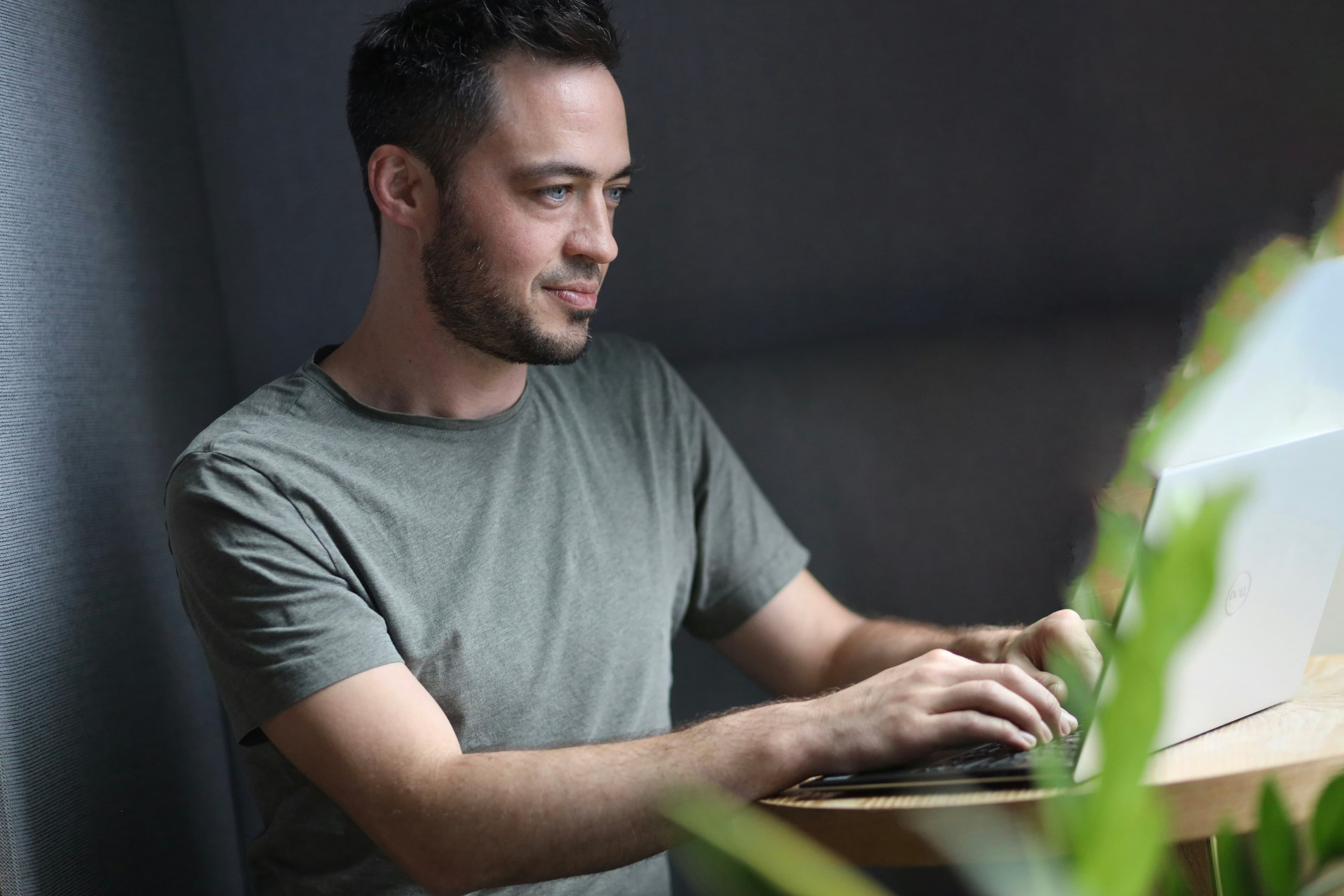 Equipo de startup usando ONVO